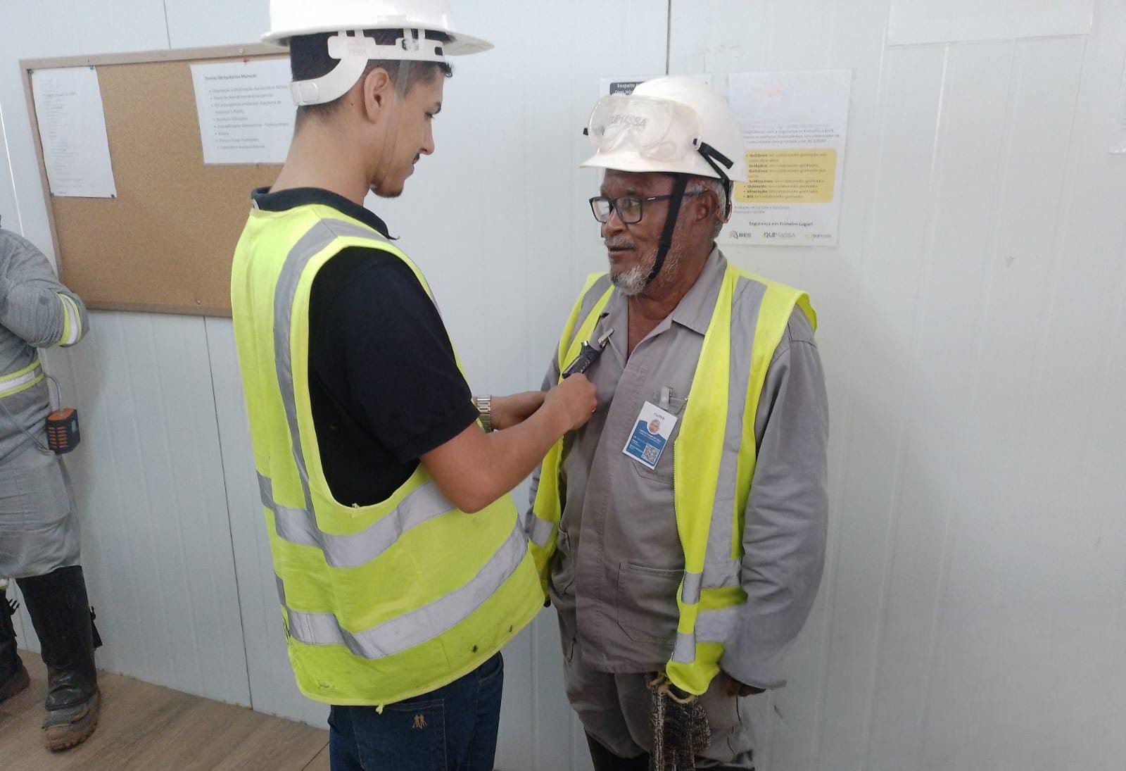 Técnicos do Grupo Soul ajustando equipamentos de proteção em canteiro de obra