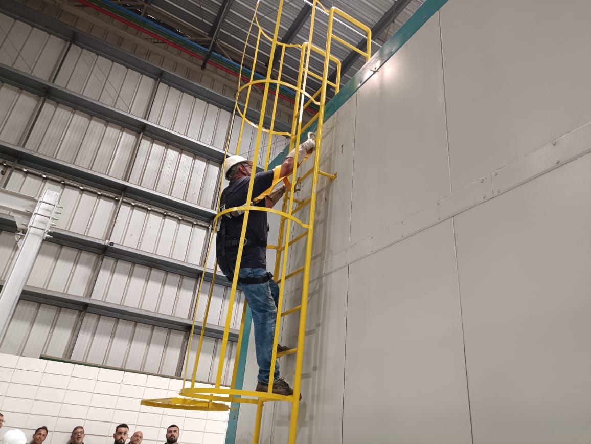 Trabalhador em treinamento de trabalho em altura