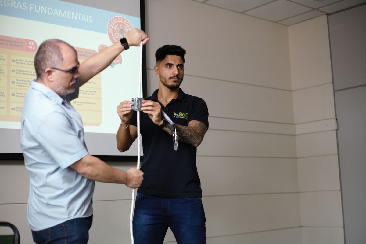 Instrutor Soul conduzindo treinamento com equipamento de segurança