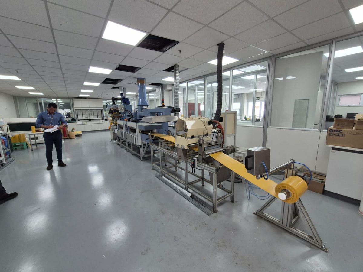 Técnico acompanhando linha de produção em unidade industrial